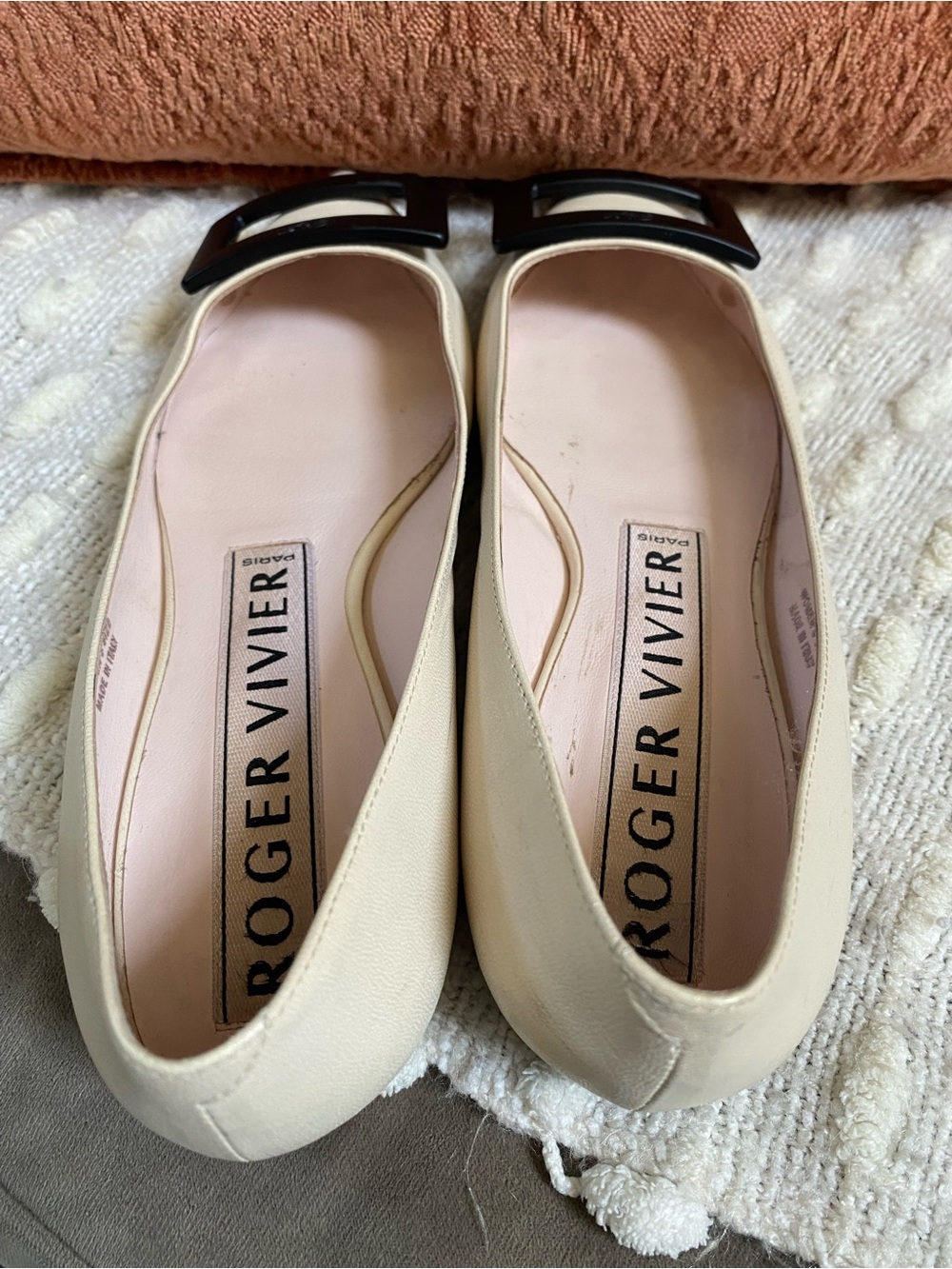{Roger Vivier} Gommettine Leather Ballerina Shoe - Picture 14 of 16